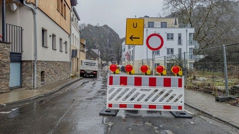 Die B267 in Richtung des Tunnels in Altenahr ist wegen des Hochwassers der Ahr gesperrt. 