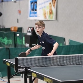 Ein Junge spielt Tischtennis. Marlon Börner hat mit elf Jahren sein Debüt in der Tischtennis-Bundesliga gefeiert - als Ersatzspieler beim TTC Zugbrücke Grenzau.