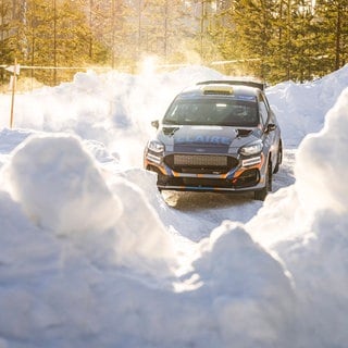 Motorsportlerin Claire Schönborn aus dem Hunsrück fährt bei der Rally in Schweden 2025 durch den Schnee. 