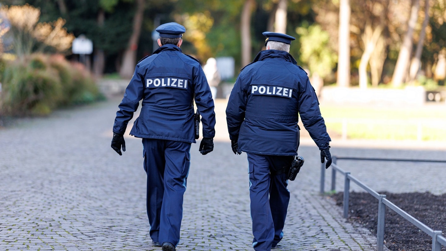 Zwei Polizisten auf Streife (Symbolbild)