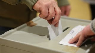 Wahlurne im Wahlbüro