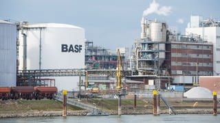 Beim Chemiekonzern BASF ist am Stammwerk in Ludwigshafen Metazachlor in den Rhein gelaufen. Eine lokale Gefährdung fr Pflanzen im Wasser sei nicht auszuschließen, hieß es vom Konzern. Die Behörden seien informiert.