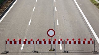 Autobahn mit Sperrbaken blockiert