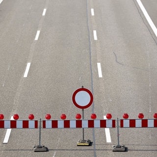 Autobahn mit Sperrbaken blockiert