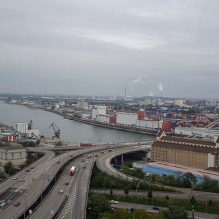 Die Hochstraße Nord in Ludwigshafen und der Block über den Rhein nach Mannheim