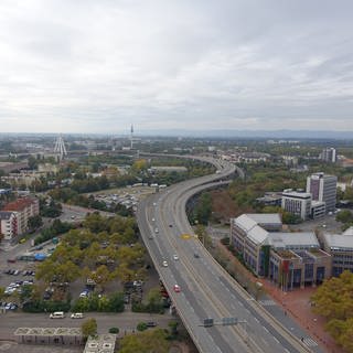 Blick auf die Hochstaße Nord (B44) in Ludwigshafen