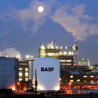 BASF-Gelände in Ludwigshafen bei Nacht