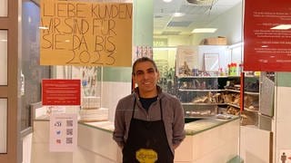 Schuster Advar Tolu ist der Inhaber des letzten geöffneten Geschäfts im Ludwigshafener Rathauscenter