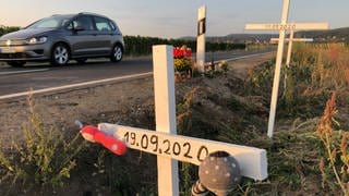 Unfallstelle von dem tragischen Verkehrsunfall mit drei Toten am 19.09.20 bei Weisenheim am Berg mit Gedenkkreuzen und Kerzen (aufgenommen am 22.09.2020)