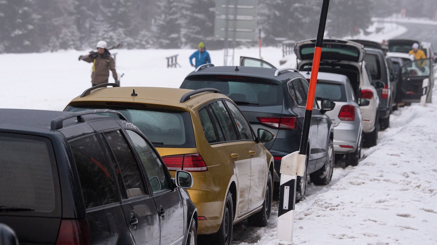 Schnee: Verkehrschaos auf Kalmit, Stau, Sperrung Polizei, Unfälle - SWR  Aktuell