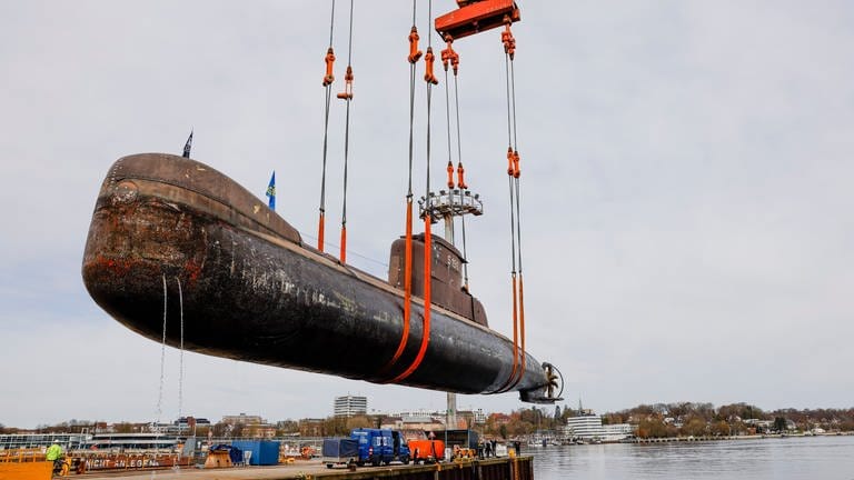 U-Boot U-17 verlässt Kiel in Richtung Speyer - SWR Aktuell
