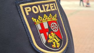 Wappen des Landes Rheinland-Pfalz auf der Dienstkleidung der Polizei.