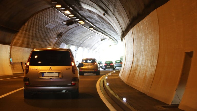 Annweiler: Blitzeinschlag Legt Tunnel-Technik Auf B10 Lahm - SWR Aktuell