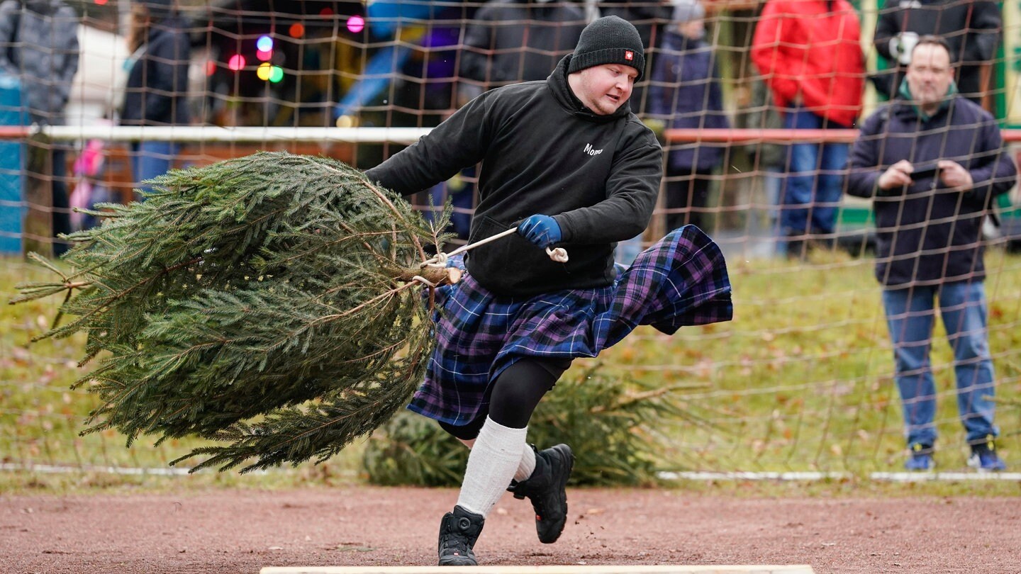 Knutfest In Weidenthal: Weltmeisterschaft Im Weihnachtsbaumwerfen - SWR ...