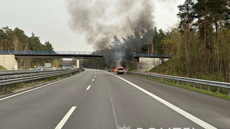 Der Opel brannte auf der A61 Richtung Hockenheim komplett aus