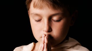 Kind betete - Symbolbild für Artikel: Bistum Speyer hält an Kinderbeichte fest