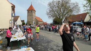 Weinstraßenmarathon im Kreis Bad Dürkheim mit Läufern auf der Strecke und anfeuernden Zuschauern