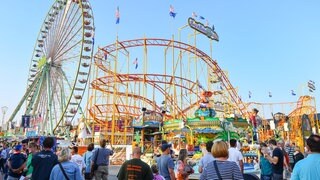 Achterbahn und Riesenrad auf dem Bad Dürkheimer Wurstmarkt