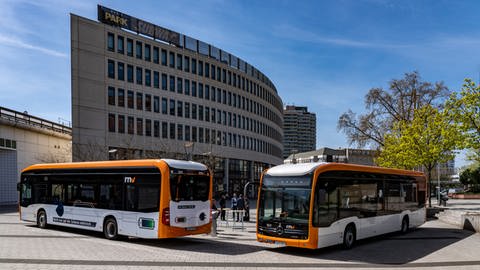E-Busse der vrn fahren über den Berliner Platz in Ludwigshafen
