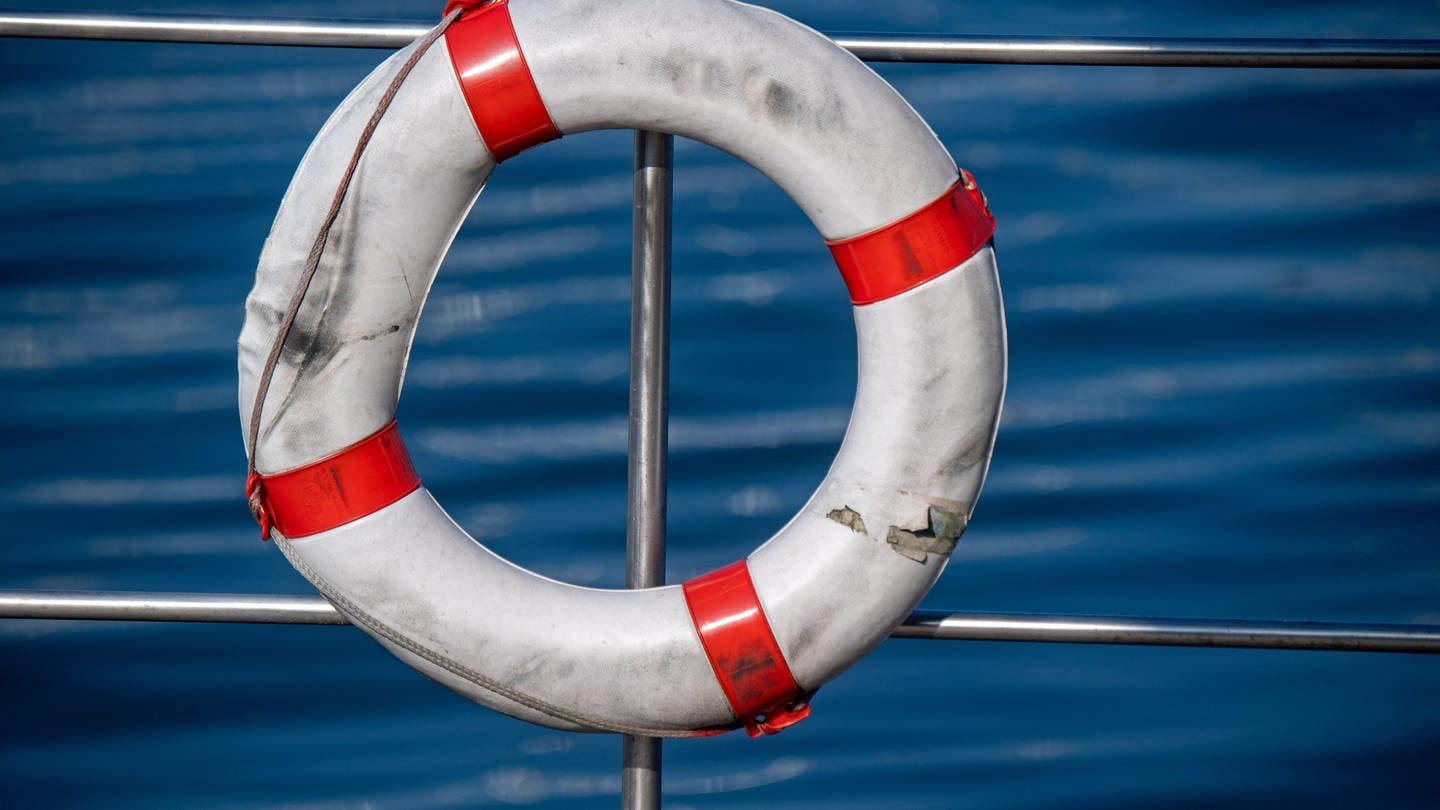 Rettungsring hängt an einer Stange