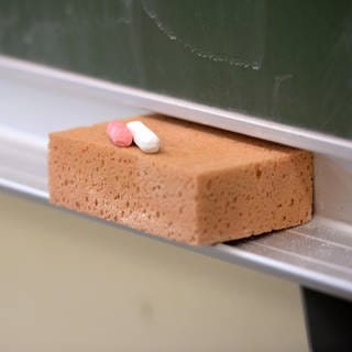 Schwamm mit Kreide in einem Klassenraum (Symbolbild)