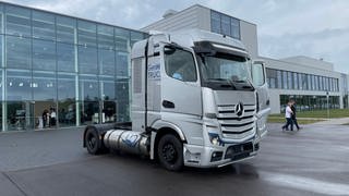 Daimler stellt seine neuen Trucks vor, die Wasserstofftanks haben