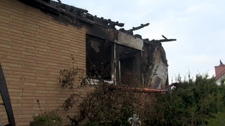 In Harthausen (Rhein-Pfalz-Kreis) hat ein Einfamilienhaus gebrannt. Dabei kamen zwei Menschen ums Leben. 