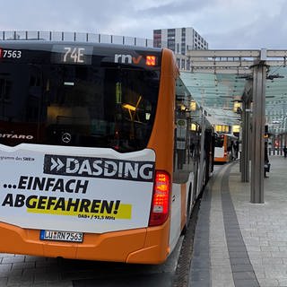 Ein Bus mit DASDING-Aufdruck steht am Berliner Platz in Ludwigshafen.