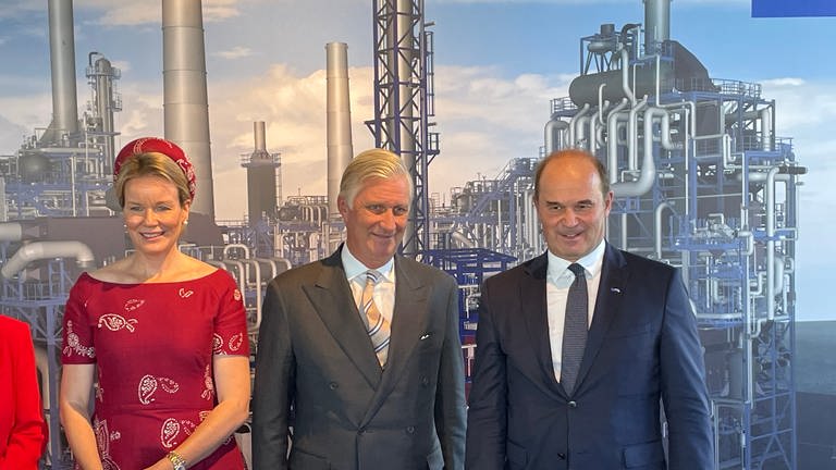 Dr. Martin Brudermüller begrüßt das Königspaar im Besucherzentrum der BASF in Ludwigshafen