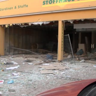 Explosion in Speyer - die Schaufensterscheiben sind rausgefallen