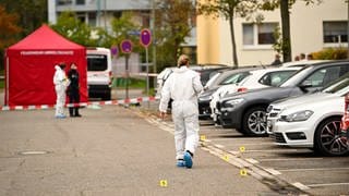 Ermittlungen am Tatort nach der Messerattacke in Ludwigshafen mit zwei Toten 