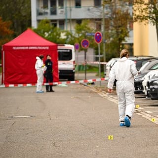 Ermittlungen am Tatort nach der Messerattacke in Ludwigshafen mit zwei Toten 