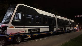 Die neue Straßenbahn der RNV - angeliefert bei Nacht