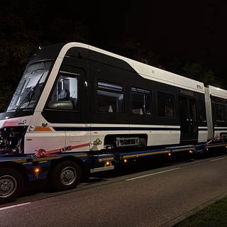 Die neue Straßenbahn der RNV - angeliefert bei Nacht