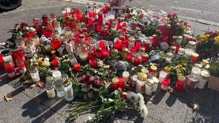 Blumen und Kerzen am ersten Tatort in Oggersheim