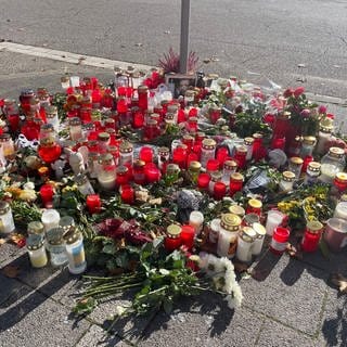 Blumen und Kerzen am ersten Tatort in Oggersheim