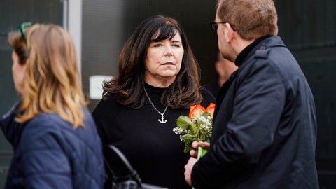 Die Ludwigshafener Oberbürgermeisterin, Jutta Steinruck (SPD), steht vor der Christ-König-Kirche