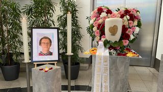 Trauerfeier in Oggersheim mit einem Foto des 20-Jährigen, der bei der Messerattacke getötet wurde
