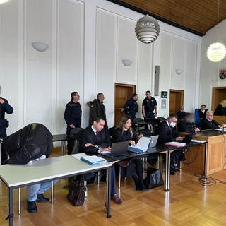 Angeklagte im Gerichtssaal mit ihren Anwälten im Prozess um Zwangsprostitution am Frankenthaler Landgericht