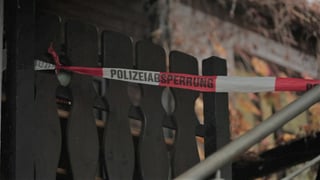 Der Tatort des Tötungsdelikts in Speyer ist mit einem Polizeiabsperrband abgesperrt worden.