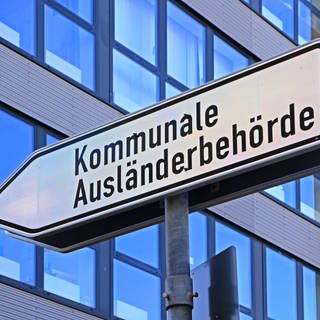 Ehrenamtliche in Ludwigshafen beklagen schwierigen Kontakt zur Ausländerbehörde der Stadt