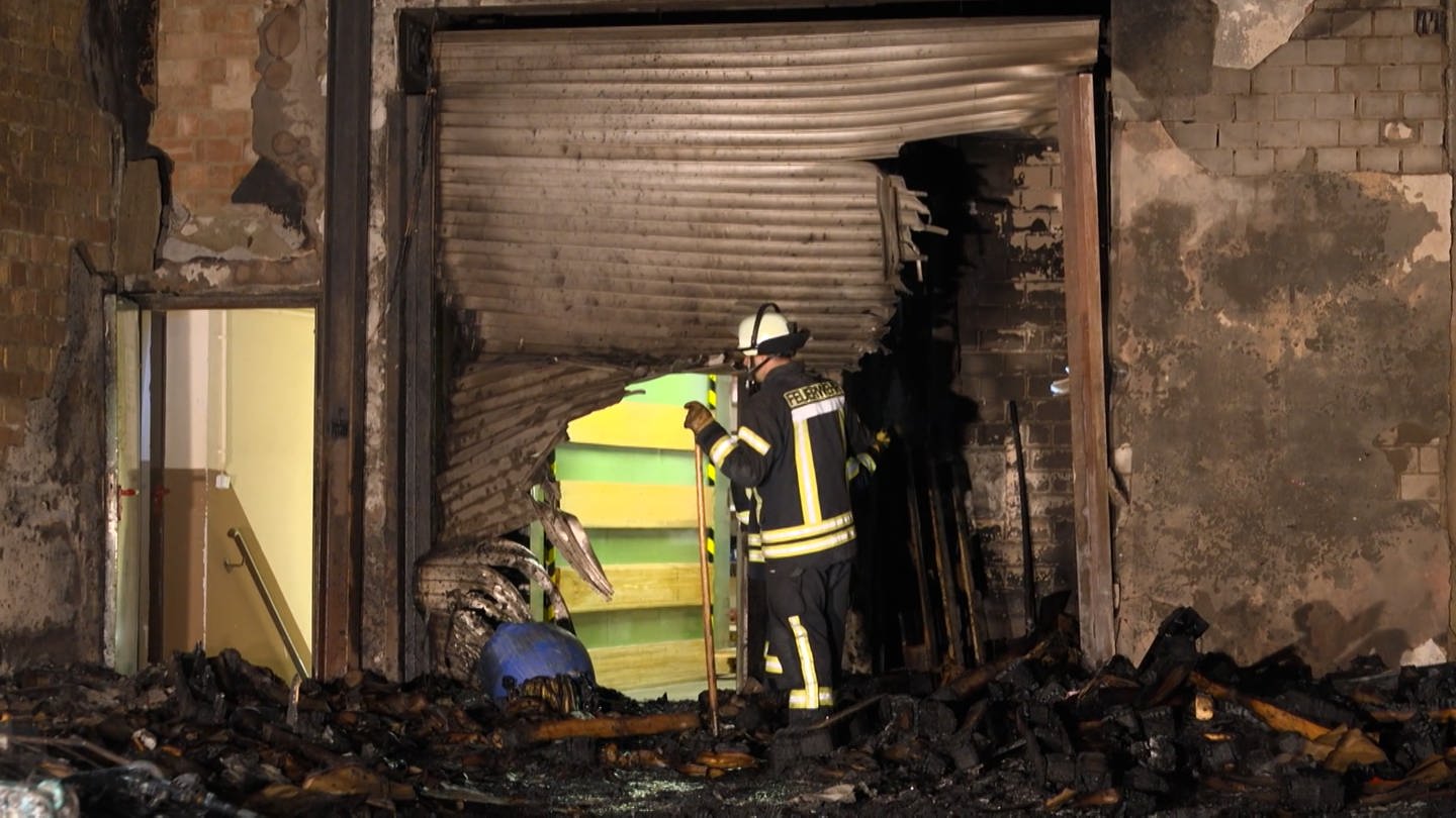 In Ludwigshafen sind seit dem frühen Abend Polizei und Feuerwehr dabei, einen Brand im Hinterhof eines Geschäfts in der Innenstadt zu löschen.