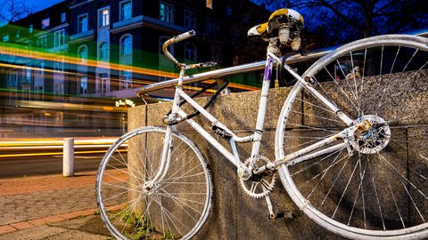 Weiß lackierte Fahrräder, sogenannte Ghost Bikes, erinnern an ehemaligen Unfallstellen an tödlich verunglückten Fahrradfahrer