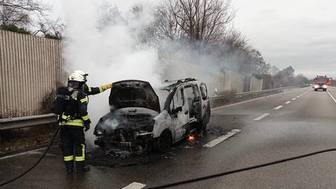 Am Mittwoch brannte auf der B39 an der Anschlussstelle Speyer in Fahrtrichtung Baden-Württemberg ein Pkw aus - verletzt wurde niemand.