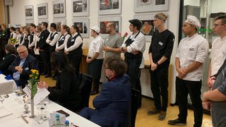Köche in einer Reihe mit Servicekräften Kochwettbewerb C+C Wasgau Cup in Ludwigshafen an der Berufsschule Technik 2