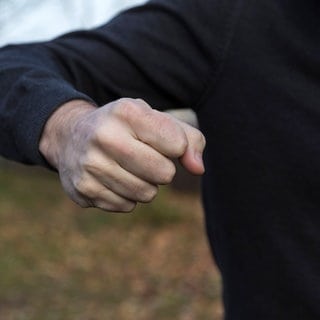 Männerfaust droht in die Kamera. Symbolfoto für Jugendliche schlagen Mann in Ludwigshafen zusammen