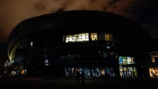 Ein paar Lichter brannten noch im Einkaufszentrum Rhein-Galerie in Ludwigshafen. Weite Teil der Stadt lagen nach einem Stromausfall in völliger Dunkelheit. 
