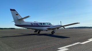 Ein Kleinflugzeuge, eine Cessna, startet