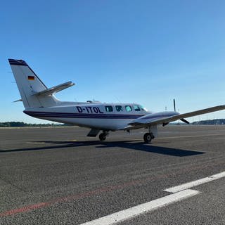 Ein Kleinflugzeuge, eine Cessna, startet