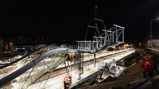 Die neue Fußgängerbrücke in Neustadt wurde am Dienstag montiert